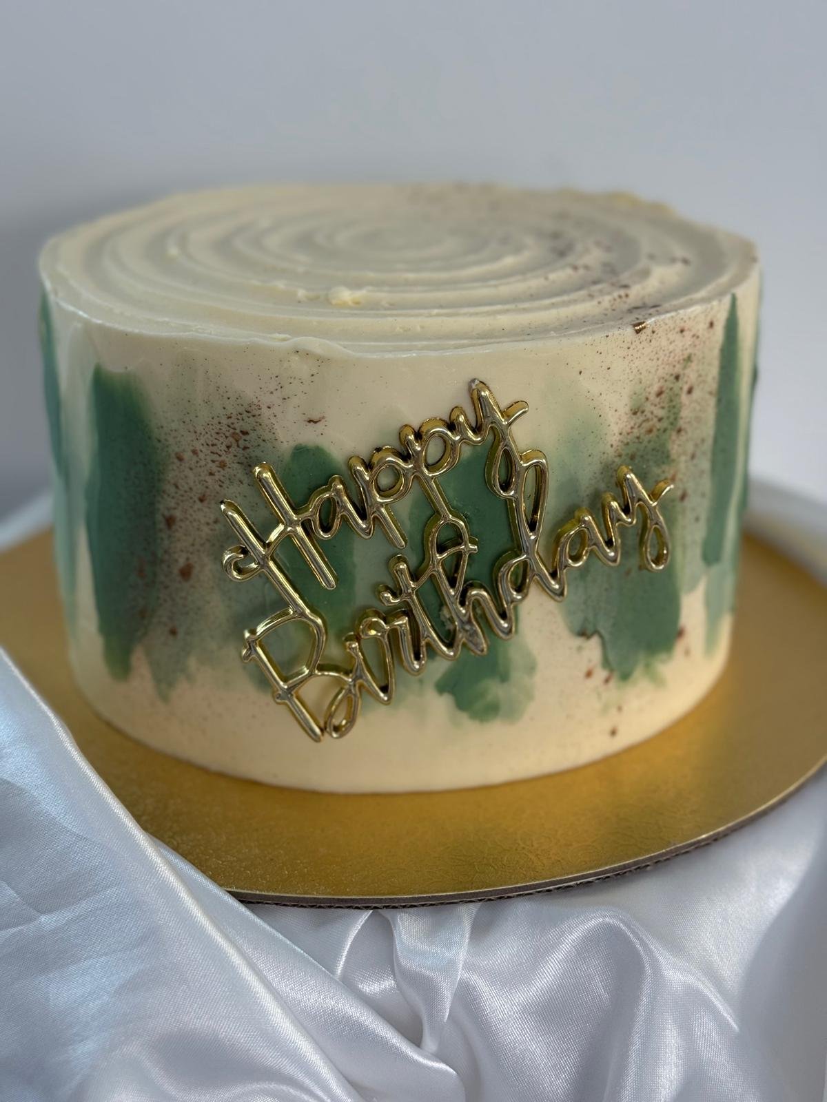 Minimalistische Torte mit grünen Pinselstrichen from Harmonie Konditorei